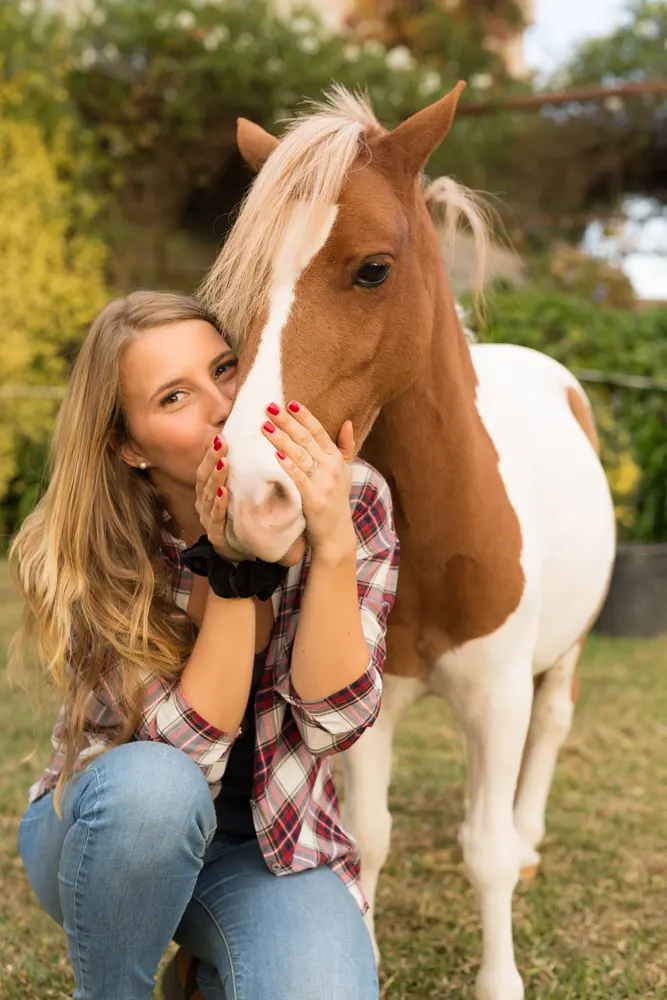 Frau küsst Pferd